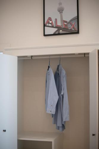 KAISER 02 by ROCKCHAIR Apartments l SUPERHOST Status l 3 Bedrooms Boxspringbeds 2 Bathrooms l Cozy Family & Business Flair 155 sqm 3 Balcony 2nd Floor Elevator up to 10 guests welcomes you! photo 31