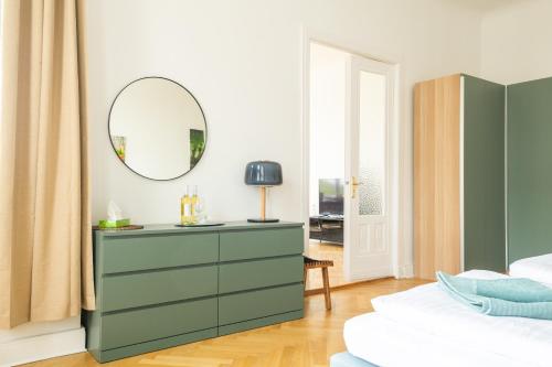 KAISER 02 by ROCKCHAIR Apartments l SUPERHOST Status l 3 Bedrooms Boxspringbeds 2 Bathrooms l Cozy Family & Business Flair 155 sqm 3 Balcony 2nd Floor Elevator up to 10 guests welcomes you! photo 42