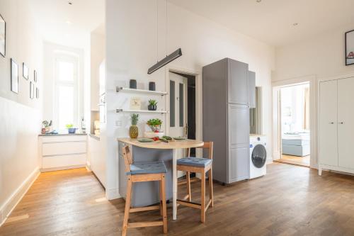KAISER 02 by ROCKCHAIR Apartments l SUPERHOST Status l 3 Bedrooms Boxspringbeds 2 Bathrooms l Cozy Family & Business Flair 155 sqm 3 Balcony 2nd Floor Elevator up to 10 guests welcomes you! photo 43