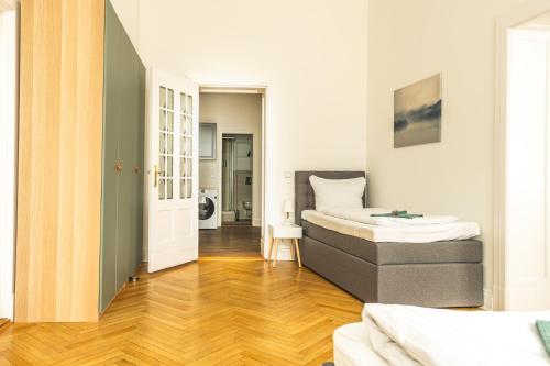 KAISER 02 by ROCKCHAIR Apartments l SUPERHOST Status l 3 Bedrooms Boxspringbeds 2 Bathrooms l Cozy Family & Business Flair 155 sqm 3 Balcony 2nd Floor Elevator up to 10 guests welcomes you! photo 47