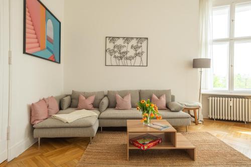 KAISER 02 by ROCKCHAIR Apartments l SUPERHOST Status l 3 Bedrooms Boxspringbeds 2 Bathrooms l Cozy Family & Business Flair 155 sqm 3 Balcony 2nd Floor Elevator up to 10 guests welcomes you! photo 51