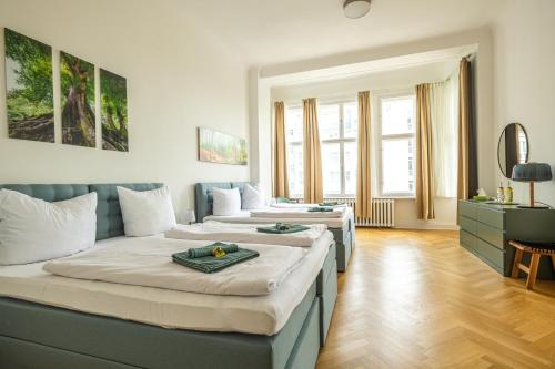 KAISER 02 by ROCKCHAIR Apartments l SUPERHOST Status l 3 Bedrooms Boxspringbeds 2 Bathrooms l Cozy Family & Business Flair 155 sqm 3 Balcony 2nd Floor Elevator up to 10 guests welcomes you! photo 35