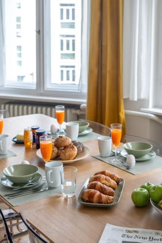 KAISER 02 by ROCKCHAIR Apartments l SUPERHOST Status l 3 Bedrooms Boxspringbeds 2 Bathrooms l Cozy Family & Business Flair 155 sqm 3 Balcony 2nd Floor Elevator up to 10 guests welcomes you! photo 48