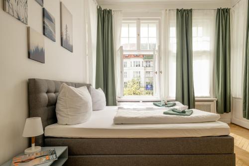 KAISER 02 by ROCKCHAIR Apartments l SUPERHOST Status l 3 Bedrooms Boxspringbeds 2 Bathrooms l Cozy Family & Business Flair 155 sqm 3 Balcony 2nd Floor Elevator up to 10 guests welcomes you! photo 56