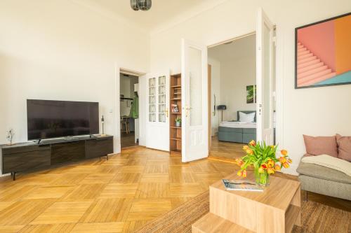 KAISER 02 by ROCKCHAIR Apartments l SUPERHOST Status l 3 Bedrooms Boxspringbeds 2 Bathrooms l Cozy Family & Business Flair 155 sqm 3 Balcony 2nd Floor Elevator up to 10 guests welcomes you! photo 55