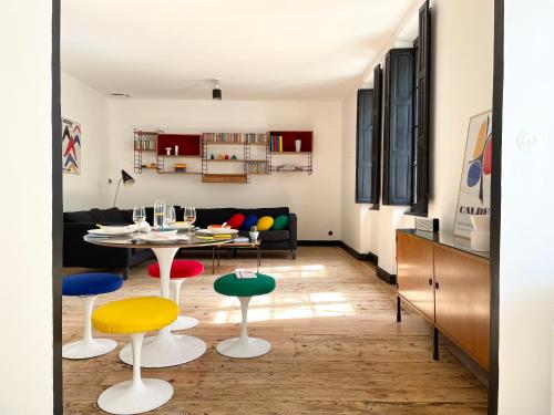 un salon avec une table, des chaises et un canapé dans l'établissement VILMA appartement luxe, à Carcassonne