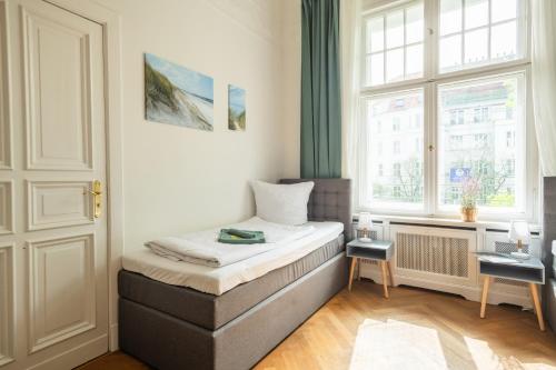 KAISER 02 by ROCKCHAIR Apartments l SUPERHOST Status l 3 Bedrooms Boxspringbeds 2 Bathrooms l Cozy Family & Business Flair 155 sqm 3 Balcony 2nd Floor Elevator up to 10 guests welcomes you! photo 60
