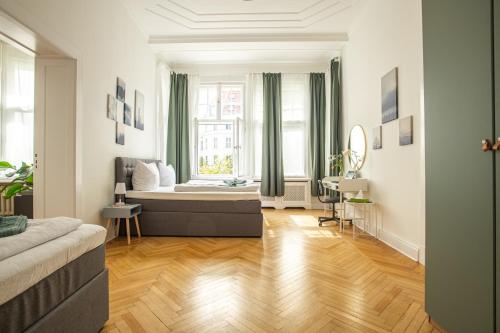 KAISER 02 by ROCKCHAIR Apartments l SUPERHOST Status l 3 Bedrooms Boxspringbeds 2 Bathrooms l Cozy Family & Business Flair 155 sqm 3 Balcony 2nd Floor Elevator up to 10 guests welcomes you! photo 62