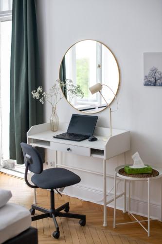 KAISER 02 by ROCKCHAIR Apartments l SUPERHOST Status l 3 Bedrooms Boxspringbeds 2 Bathrooms l Cozy Family & Business Flair 155 sqm 3 Balcony 2nd Floor Elevator up to 10 guests welcomes you! photo 61