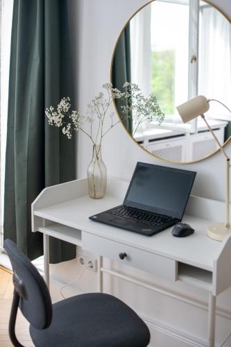KAISER 02 by ROCKCHAIR Apartments l SUPERHOST Status l 3 Bedrooms Boxspringbeds 2 Bathrooms l Cozy Family & Business Flair 155 sqm 3 Balcony 2nd Floor Elevator up to 10 guests welcomes you! photo 63