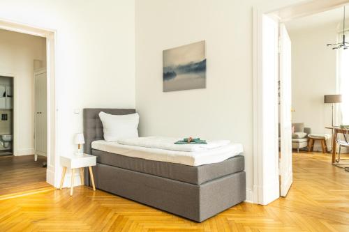 KAISER 02 by ROCKCHAIR Apartments l SUPERHOST Status l 3 Bedrooms Boxspringbeds 2 Bathrooms l Cozy Family & Business Flair 155 sqm 3 Balcony 2nd Floor Elevator up to 10 guests welcomes you! photo 93
