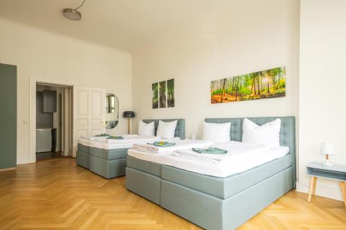 KAISER 02 by ROCKCHAIR Apartments l SUPERHOST Status l 3 Bedrooms Boxspringbeds 2 Bathrooms l Cozy Family & Business Flair 155 sqm 3 Balcony 2nd Floor Elevator up to 10 guests welcomes you! photo 71