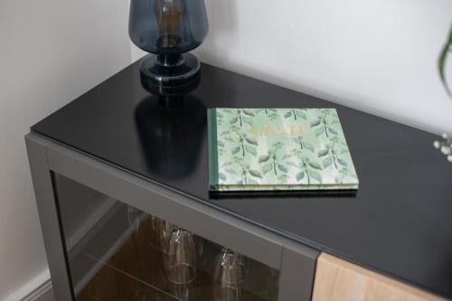 KAISER 02 by ROCKCHAIR Apartments l SUPERHOST Status l 3 Bedrooms Boxspringbeds 2 Bathrooms l Cozy Family & Business Flair 155 sqm 3 Balcony 2nd Floor Elevator up to 10 guests welcomes you! photo 69