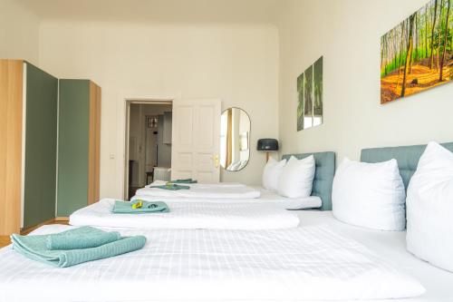 KAISER 02 by ROCKCHAIR Apartments l SUPERHOST Status l 3 Bedrooms Boxspringbeds 2 Bathrooms l Cozy Family & Business Flair 155 sqm 3 Balcony 2nd Floor Elevator up to 10 guests welcomes you! photo 73