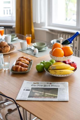 KAISER 02 by ROCKCHAIR Apartments l SUPERHOST Status l 3 Bedrooms Boxspringbeds 2 Bathrooms l Cozy Family & Business Flair 155 sqm 3 Balcony 2nd Floor Elevator up to 10 guests welcomes you! photo 68