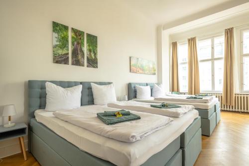KAISER 02 by ROCKCHAIR Apartments l SUPERHOST Status l 3 Bedrooms Boxspringbeds 2 Bathrooms l Cozy Family & Business Flair 155 sqm 3 Balcony 2nd Floor Elevator up to 10 guests welcomes you! photo 57