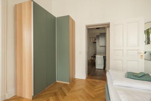 KAISER 02 by ROCKCHAIR Apartments l SUPERHOST Status l 3 Bedrooms Boxspringbeds 2 Bathrooms l Cozy Family & Business Flair 155 sqm 3 Balcony 2nd Floor Elevator up to 10 guests welcomes you! photo 72