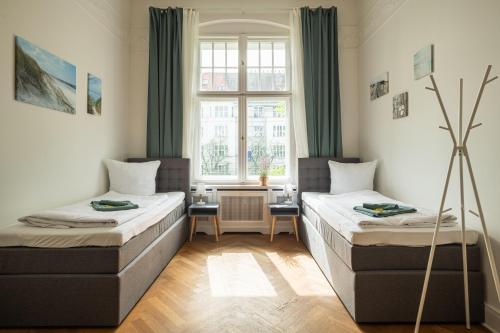 KAISER 02 by ROCKCHAIR Apartments l SUPERHOST Status l 3 Bedrooms Boxspringbeds 2 Bathrooms l Cozy Family & Business Flair 155 sqm 3 Balcony 2nd Floor Elevator up to 10 guests welcomes you! photo 70