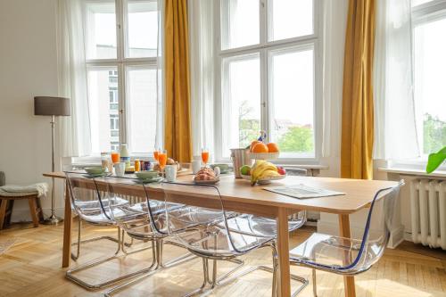 KAISER 02 by ROCKCHAIR Apartments l SUPERHOST Status l 3 Bedrooms Boxspringbeds 2 Bathrooms l Cozy Family & Business Flair 155 sqm 3 Balcony 2nd Floor Elevator up to 10 guests welcomes you! photo 74