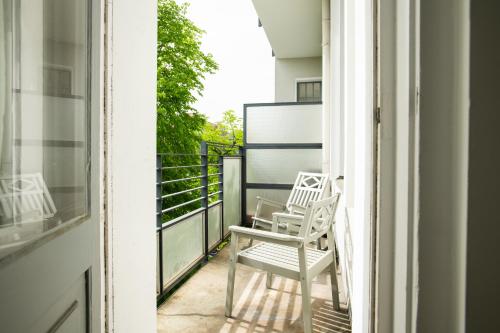 KAISER 02 by ROCKCHAIR Apartments l SUPERHOST Status l 3 Bedrooms Boxspringbeds 2 Bathrooms l Cozy Family & Business Flair 155 sqm 3 Balcony 2nd Floor Elevator up to 10 guests welcomes you! photo 80