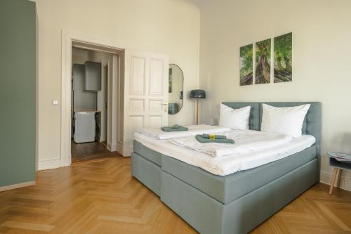 KAISER 02 by ROCKCHAIR Apartments l SUPERHOST Status l 3 Bedrooms Boxspringbeds 2 Bathrooms l Cozy Family & Business Flair 155 sqm 3 Balcony 2nd Floor Elevator up to 10 guests welcomes you! photo 75