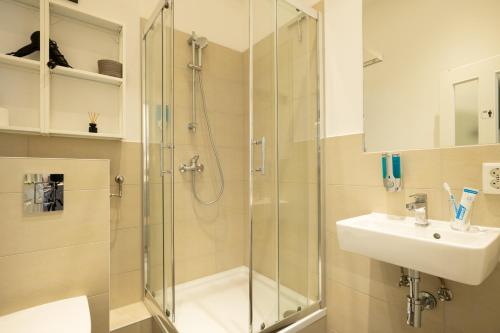 KAISER 02 by ROCKCHAIR Apartments l SUPERHOST Status l 3 Bedrooms Boxspringbeds 2 Bathrooms l Cozy Family & Business Flair 155 sqm 3 Balcony 2nd Floor Elevator up to 10 guests welcomes you! photo 76