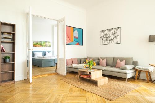 KAISER 02 by ROCKCHAIR Apartments l SUPERHOST Status l 3 Bedrooms Boxspringbeds 2 Bathrooms l Cozy Family & Business Flair 155 sqm 3 Balcony 2nd Floor Elevator up to 10 guests welcomes you! photo 92