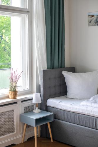 KAISER 02 by ROCKCHAIR Apartments l SUPERHOST Status l 3 Bedrooms Boxspringbeds 2 Bathrooms l Cozy Family & Business Flair 155 sqm 3 Balcony 2nd Floor Elevator up to 10 guests welcomes you! photo 78