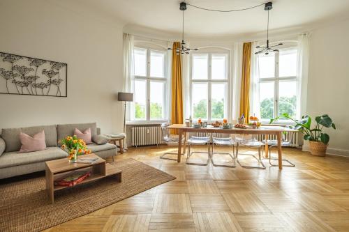 KAISER 02 by ROCKCHAIR Apartments l SUPERHOST Status l 3 Bedrooms Boxspringbeds 2 Bathrooms l Cozy Family & Business Flair 155 sqm 3 Balcony 2nd Floor Elevator up to 10 guests welcomes you! photo 89