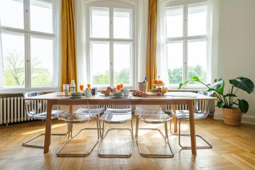 KAISER 02 by ROCKCHAIR Apartments l SUPERHOST Status l 3 Bedrooms Boxspringbeds 2 Bathrooms l Cozy Family & Business Flair 155 sqm 3 Balcony 2nd Floor Elevator up to 10 guests welcomes you! photo 88