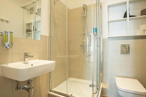 KAISER 02 by ROCKCHAIR Apartments l SUPERHOST Status l 3 Bedrooms Boxspringbeds 2 Bathrooms l Cozy Family & Business Flair 155 sqm 3 Balcony 2nd Floor Elevator up to 10 guests welcomes you! photo 84