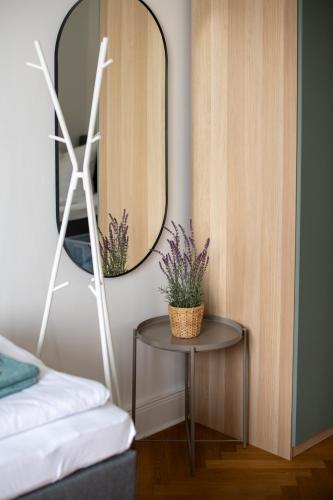 KAISER 02 by ROCKCHAIR Apartments l SUPERHOST Status l 3 Bedrooms Boxspringbeds 2 Bathrooms l Cozy Family & Business Flair 155 sqm 3 Balcony 2nd Floor Elevator up to 10 guests welcomes you! photo 87