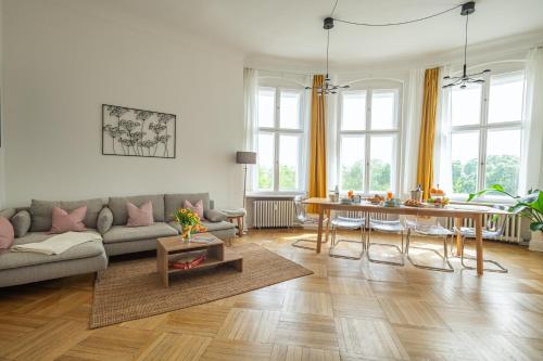 KAISER 02 by ROCKCHAIR Apartments l SUPERHOST Status l 3 Bedrooms Boxspringbeds 2 Bathrooms l Cozy Family & Business Flair 155 sqm 3 Balcony 2nd Floor Elevator up to 10 guests welcomes you! photo 82