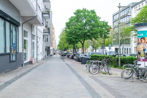 KAISER 02 by ROCKCHAIR Apartments l SUPERHOST Status l 3 Bedrooms Boxspringbeds 2 Bathrooms l Cozy Family & Business Flair 155 sqm 3 Balcony 2nd Floor Elevator up to 10 guests welcomes you! photo 85