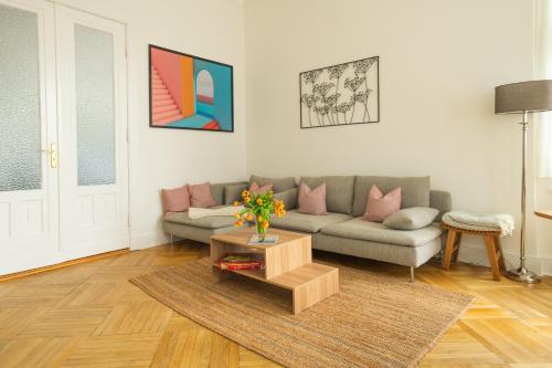KAISER 02 by ROCKCHAIR Apartments l SUPERHOST Status l 3 Bedrooms Boxspringbeds 2 Bathrooms l Cozy Family & Business Flair 155 sqm 3 Balcony 2nd Floor Elevator up to 10 guests welcomes you! photo 86