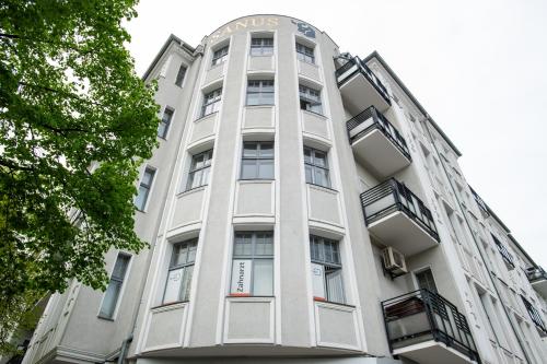 KAISER 02 by ROCKCHAIR Apartments l SUPERHOST Status l 3 Bedrooms Boxspringbeds 2 Bathrooms l Cozy Family & Business Flair 155 sqm 3 Balcony 2nd Floor Elevator up to 10 guests welcomes you! photo 91
