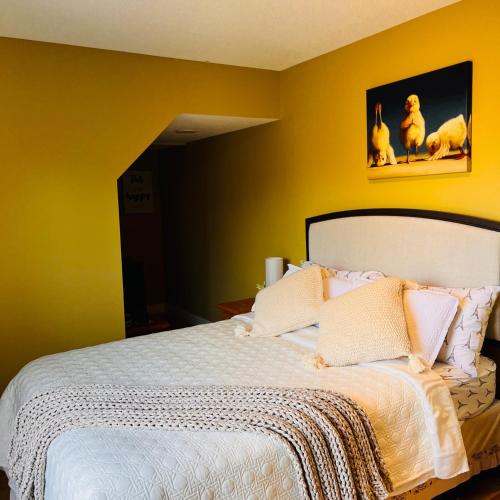 Una cama o camas en una habitación de Oceanside Manor - Ocean View