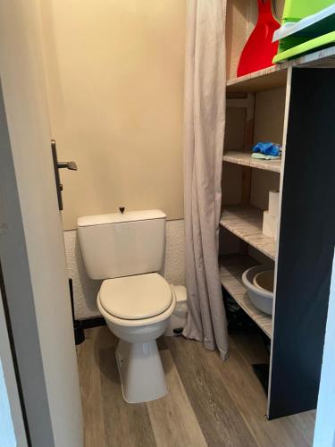 Bilik mandi di Appartement 50m2 vue imprenable avec garage draps et serviettes compris