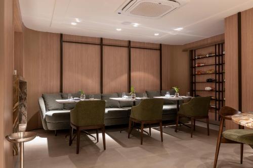 a dining room with a table and chairs at HCM - Hotel Corais de Manaira in João Pessoa