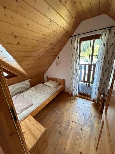 Säng eller sängar i ett rum på Pod Wodospadem Domki Całoroczne
