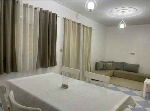 - un salon avec une table et un canapé dans l'établissement Maison avec terrasse et spa, à Oujda