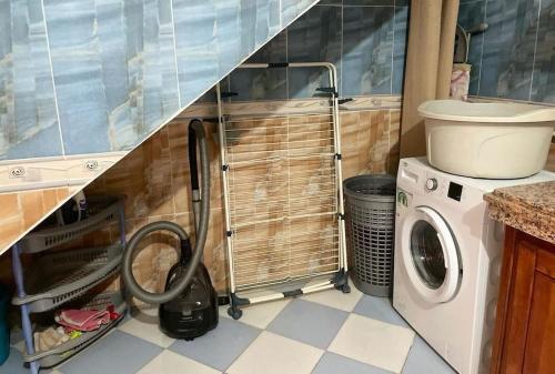 eine Waschküche mit Waschmaschine in der Unterkunft Maison avec terrasse et spa in Oujda