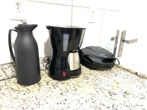 a coffee maker and a blender on a counter at Cobertura com Piscina Praia Grande Vista Mar in Arraial do Cabo