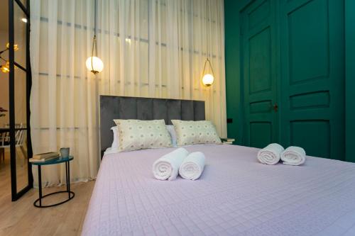 1 dormitorio con 1 cama con toallas en Elizabet house en Tiflis