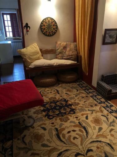 a living room with a couch and a rug at Chalés na Montanha - casa do lado - Serra da Estrela in Manteigas