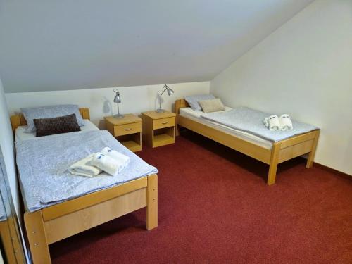 Habitación con 2 camas y 2 mesitas de noche en Villa Spa Magic, en Tuheljske Toplice