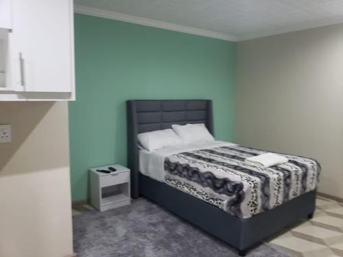Säng eller sängar i ett rum på HARESCA LUXURY Accommodation Bellville