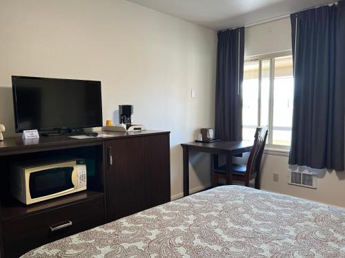 a hotel room with a bed and a tv at Port Townsend Inn in Port Townsend