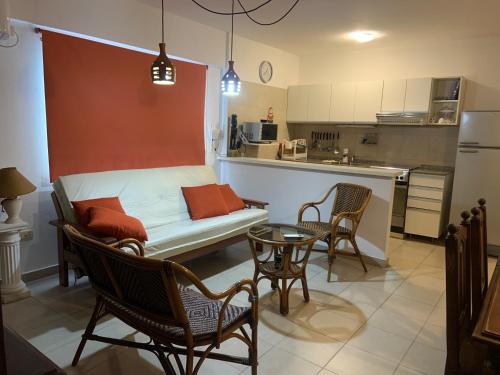 een woonkamer met een bank en stoelen en een keuken bij Centro comercial munro in Munro