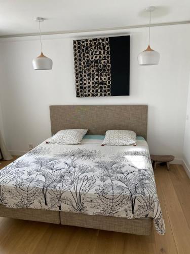 une chambre avec un lit avec une couette dessus dans l'établissement La villa de Michèle, à Marseillan